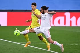Real Madrid’s Isco vies with Villarreal defender Alfonso Pedraza  (Photo by JAVIER SORIANO / AFP) (Photo by JAVIER SORIANO/AFP via Getty Images)