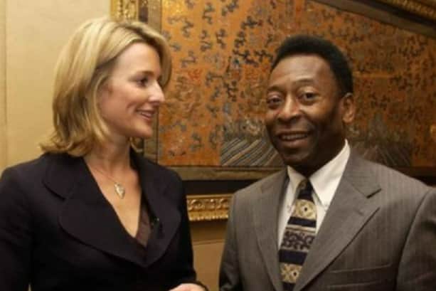Gabby Logan pictured with Pele. (Picture: Instagram/@gabbylogan)