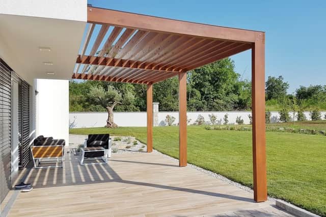Invest in a pergola for shade depending on budget and size of garden (photo: Adobe)