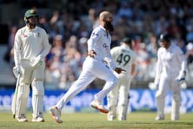 England's Moeen Ali (C) celebrates after taking the wicket of Australia's Steven Smith, cuaght by England's Ben Duckett (R) on day two of the third Ashes cricket Test match between England and Australia at Headingley cricket ground in Leeds, northern England on July 7, 2023. (Photo by Paul ELLIS / AFP) / RESTRICTED TO EDITORIAL USE. NO ASSOCIATION WITH DIRECT COMPETITOR OF SPONSOR, PARTNER, OR SUPPLIER OF THE ECB (Photo by PAUL ELLIS/AFP via Getty Images)