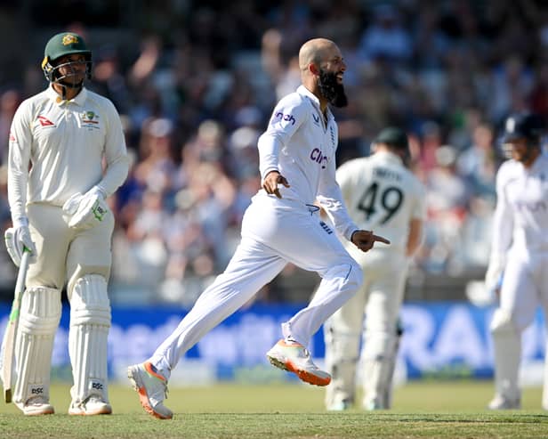 England's Moeen Ali (C) celebrates after taking the wicket of Australia's Steven Smith, cuaght by England's Ben Duckett (R) on day two of the third Ashes cricket Test match between England and Australia at Headingley cricket ground in Leeds, northern England on July 7, 2023. (Photo by Paul ELLIS / AFP) / RESTRICTED TO EDITORIAL USE. NO ASSOCIATION WITH DIRECT COMPETITOR OF SPONSOR, PARTNER, OR SUPPLIER OF THE ECB (Photo by PAUL ELLIS/AFP via Getty Images)