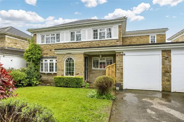 This lovely home is situated in a cul-de-sac conveniently placed for local amenities including Roundhay Park.