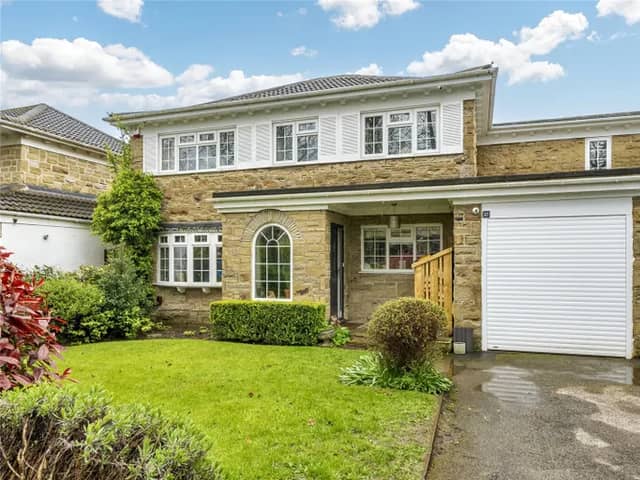 This lovely home is situated in a cul-de-sac conveniently placed for local amenities including Roundhay Park.