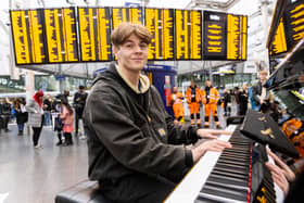 Leeds pianist Ellis Arey impressed crowds at Manchester Piccadilly train station as Channel 4 series The Piano returned. Photo: Channel 4.