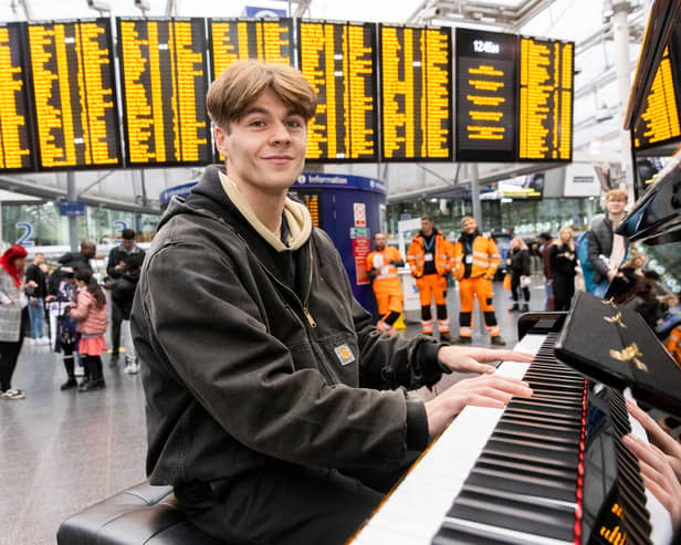 Leeds pianist Ellis Arey impressed crowds at Manchester Piccadilly train station as Channel 4 series The Piano returned. Photo: Channel 4.