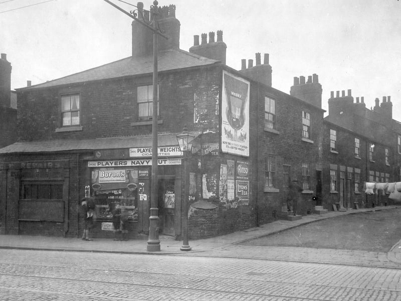 Bower Place in September 1929 showing back to back terraced houses with cellars. Washing hung out across street. Gas lamp stands on corner with John Wright Confectioners behind at 14 Low Road and John Mawson, Cycle repairs at 16 on junction with Bower Street.