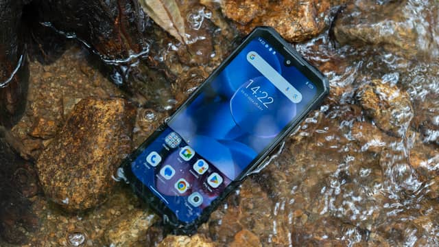 The Doogee S200 has amazing waterproofing and shock-proofing capabilities