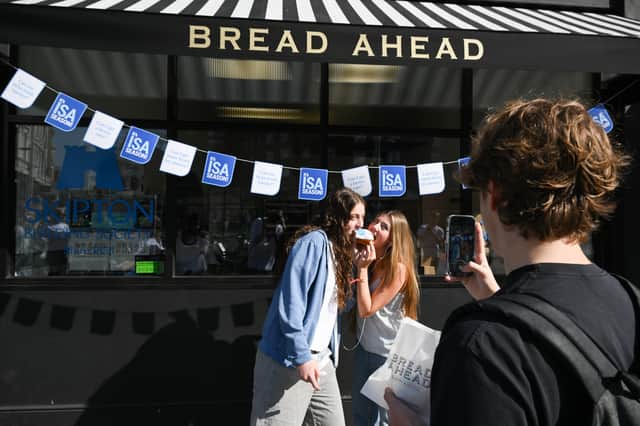 1,000 iced buns were served in London yesterday (Thurs)
