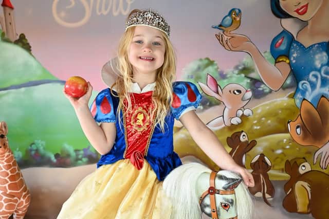 Snow-White Jennifer Morphy.