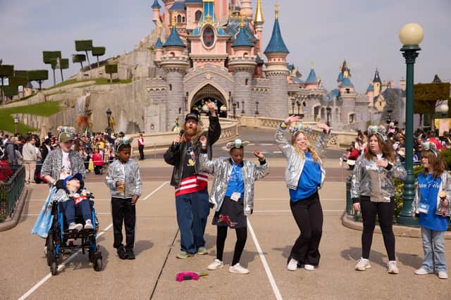 Sam Ryder with Eve Wilson (16, South Coast of England), Molly Townsend-Blazier (9, Kent), Jax Morris (9, North Ayrshire, Scotland), Habiba Konate Naim (13, Greater London) and their siblings