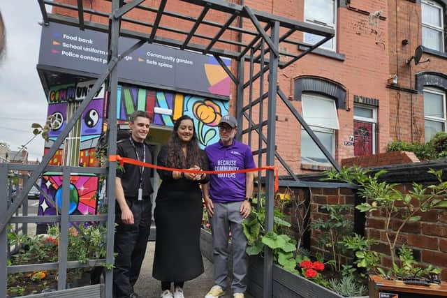 Cllr Salma Arif cut the ribbon.