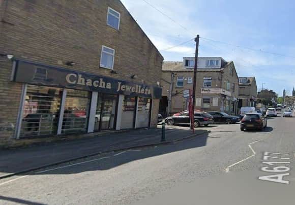 Thieves raid jewellery store pretending to be police officers