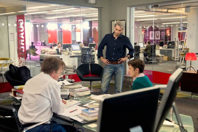 David Tennant (C) as Nick Davies, Toby Jones (L) as Alan Rusdridger, and Nadia Albina as Gill Phillips (R) in The Hack