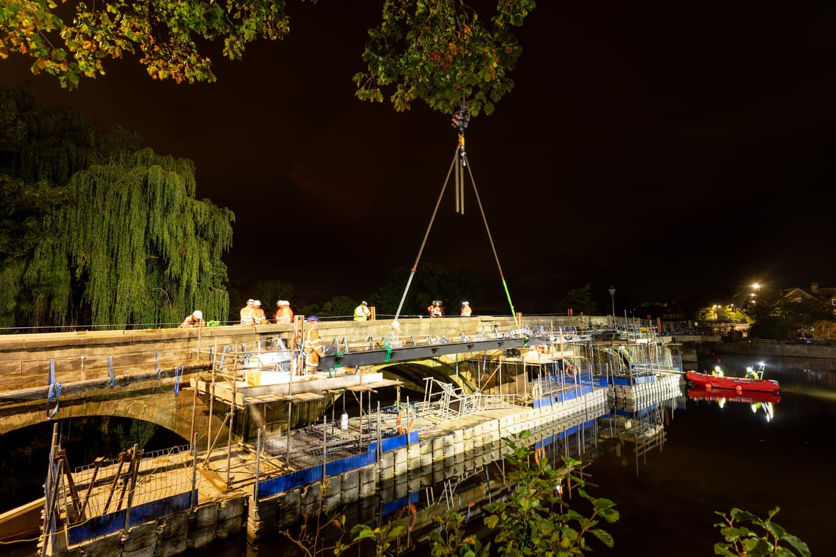 Otley Bridge: Bilder zeigen einen 450-Tonnen-Kran, der Stahlkonstruktionen ...