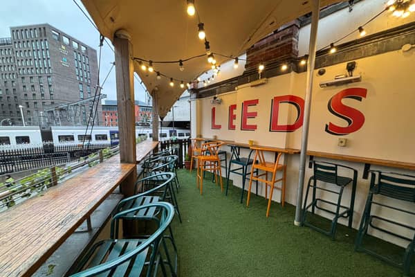 The terrace is covered and heated in the autumn and winter.
