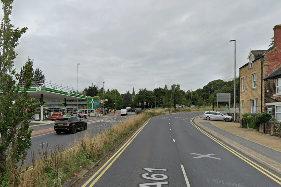 Verkehrsbehinderungen durch Sperrung einer Hauptstraße in Leeds nach ...