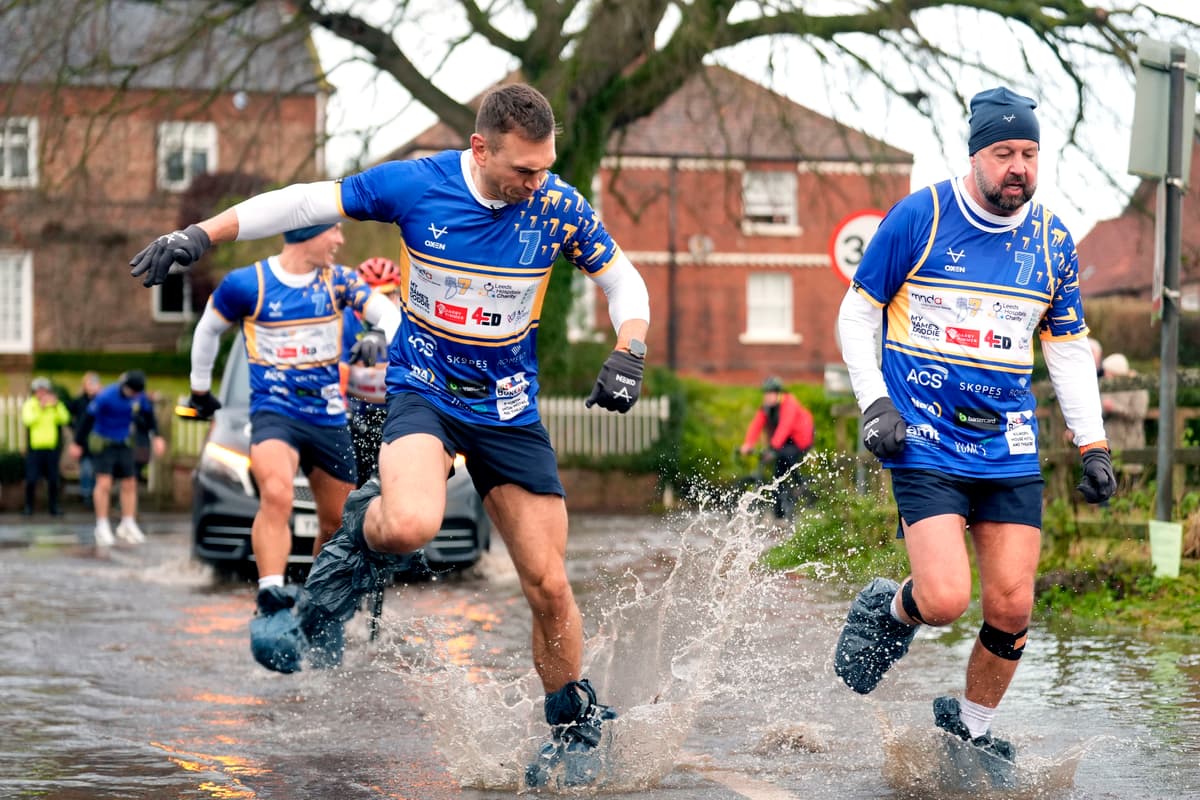 Sam Sinfield 16 photos as Kevin Sinfield completes his 7 in 7 challenge for MND at ...