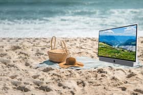 Take the Metz portable TV anywhere with you - and enjoy three hours of TV without having to plug anything in