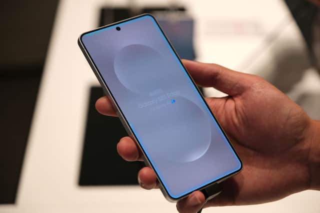 The Galaxy S25 series includes Photo Assist’s Generative Edit, a tool allowing users to remove unwanted people or objects from photos.