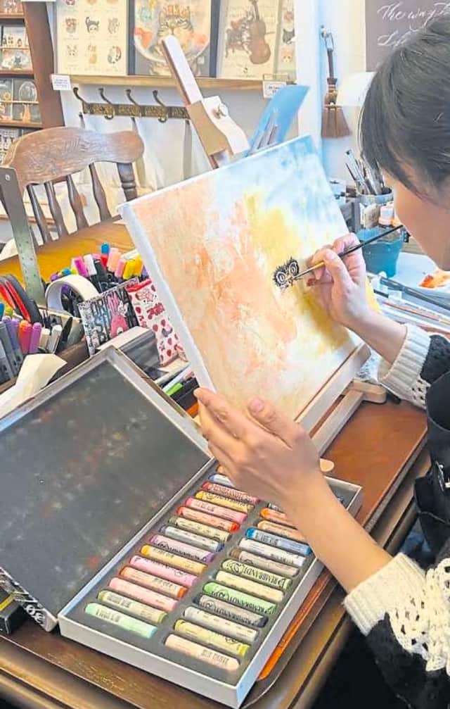 Cindy at work at ChillChillCats Goodies - creating purr-fect pieces one brushstroke at a time at Leeds Corn Exchange