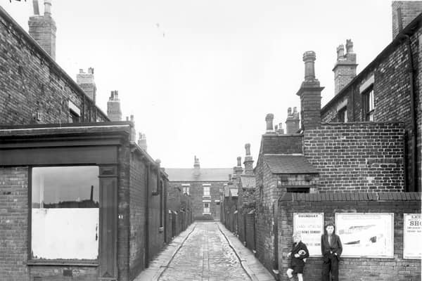 A view looking down Argyle Row from Burmantofts Street in the direction of Argyle Street. Argyle Row gave access to the back entrances of properties on Argyle Avenue and View. Pictured in 1956.
