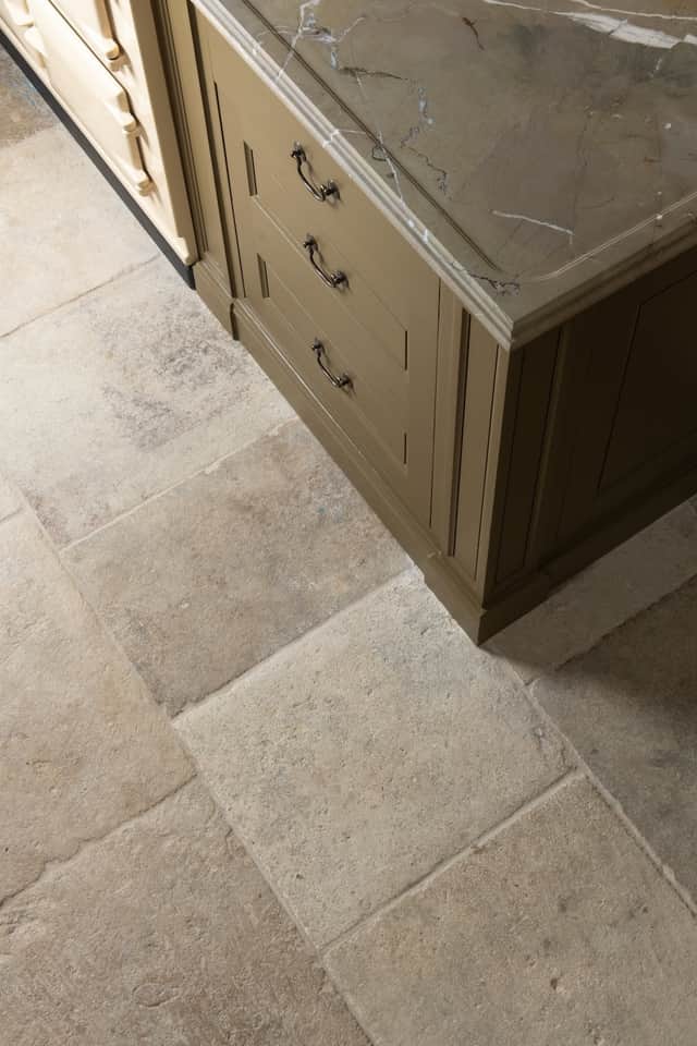 HERITAGE SURFACES: Antique Reclaimed Blonde Barr Limestone floor by Lapicida.