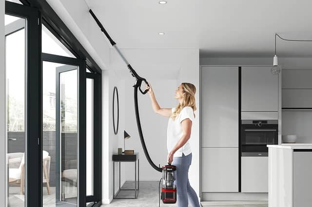 Amazon has cut the Shark NV602UKT upright vacuum cleaner to £139 in a limited-time sale.