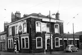 The Junction Hotel at the corner of Dewsbury Road and Moor Road pictured in December 1958.  On the far left at number 135 Dewsbury Road is W. Murrell's gents hairdressing saloon. 