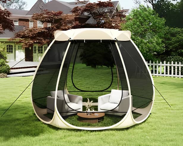 The foldable screened gazebo provides shade and insect protection for garden parties, barbecues, camping trips and summer gatherings.