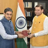 Sundeep Bhutoria, handing over a copy of Gitanjali to West Bengal Governor, Shri R N Ravi