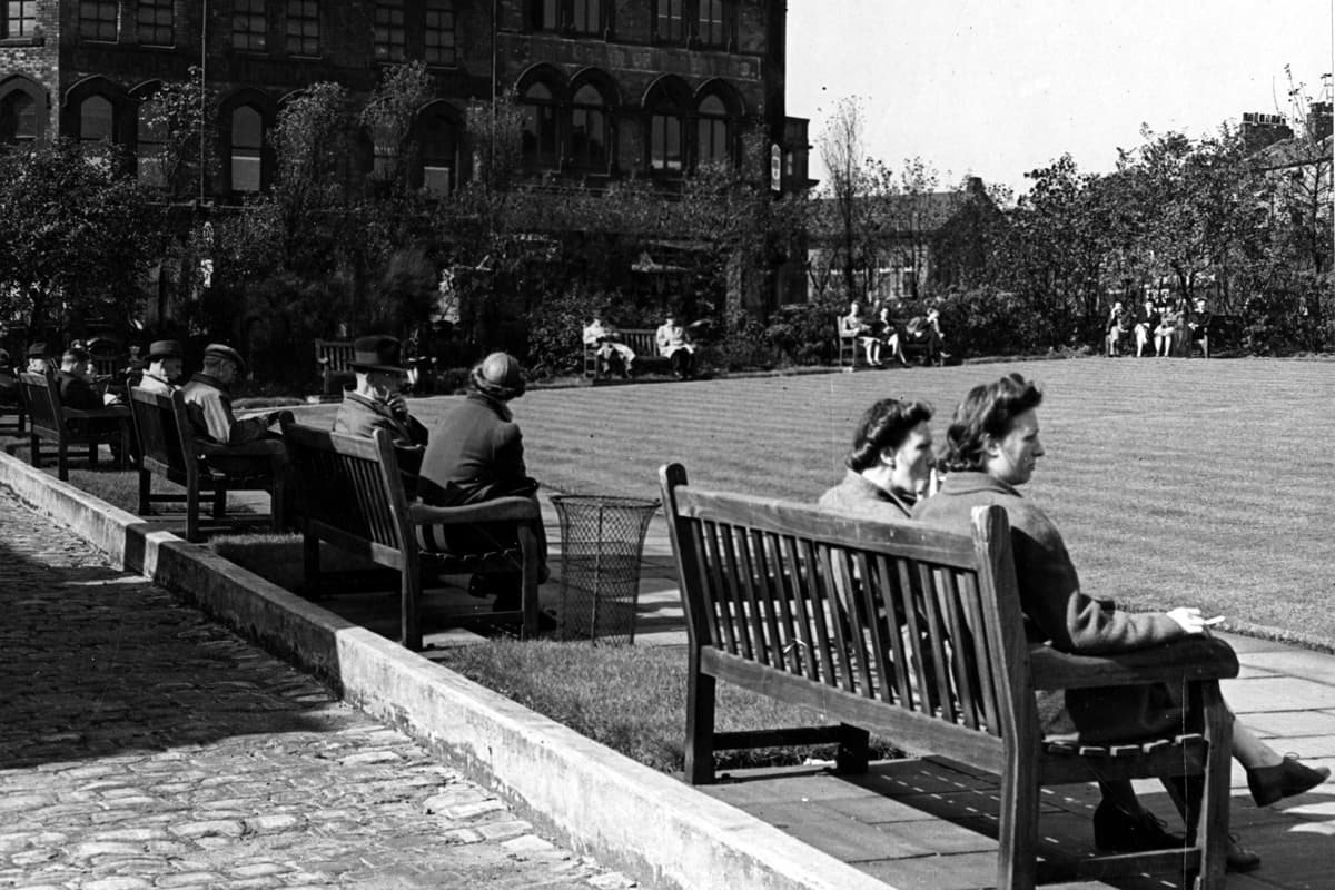 Leeds city centre: Memorable photos take along Merrion Street in the 1940s