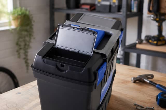 This wheeled BiGDUG toolbox is designed to keep tools organised and portable, offering a practical storage solution for DIY enthusiasts, home mechanics and tradespeople working across multiple locations.