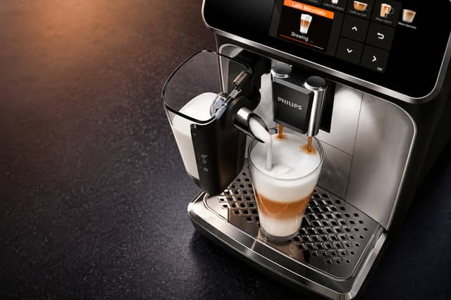 Philips’ automatic espresso machine is designed to deliver fresh coffee with minimal effort, making it ideal for busy mornings.