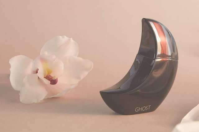 Ghost Deep Night blends floral, fruity and warm woody notes into a sophisticated fragrance designed for day and evening wear.