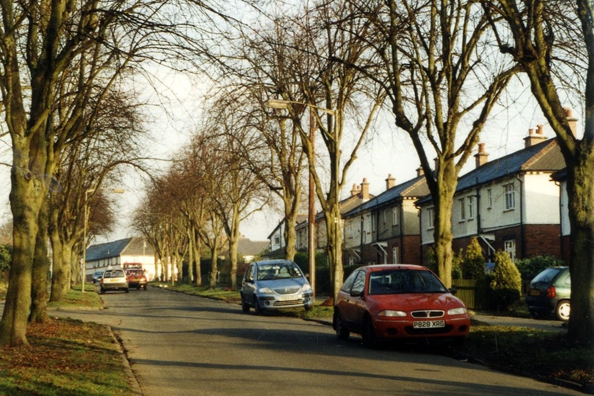 16 retro photos take you back to this popular Leeds suburb in the early 2000s - from local landmarks to pubs