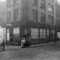 Eerie photos take you back to Leeds city centre in 1907 as people pose on street corners