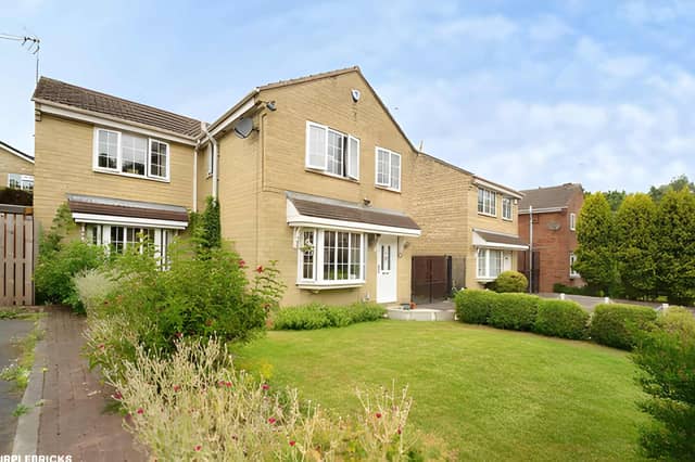 Behind secure gates, this detached family home makes an impressive first impression from its quiet cul-de-sac position.