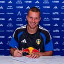 Nico Elvedi has signed a three-year contract with Leeds United.