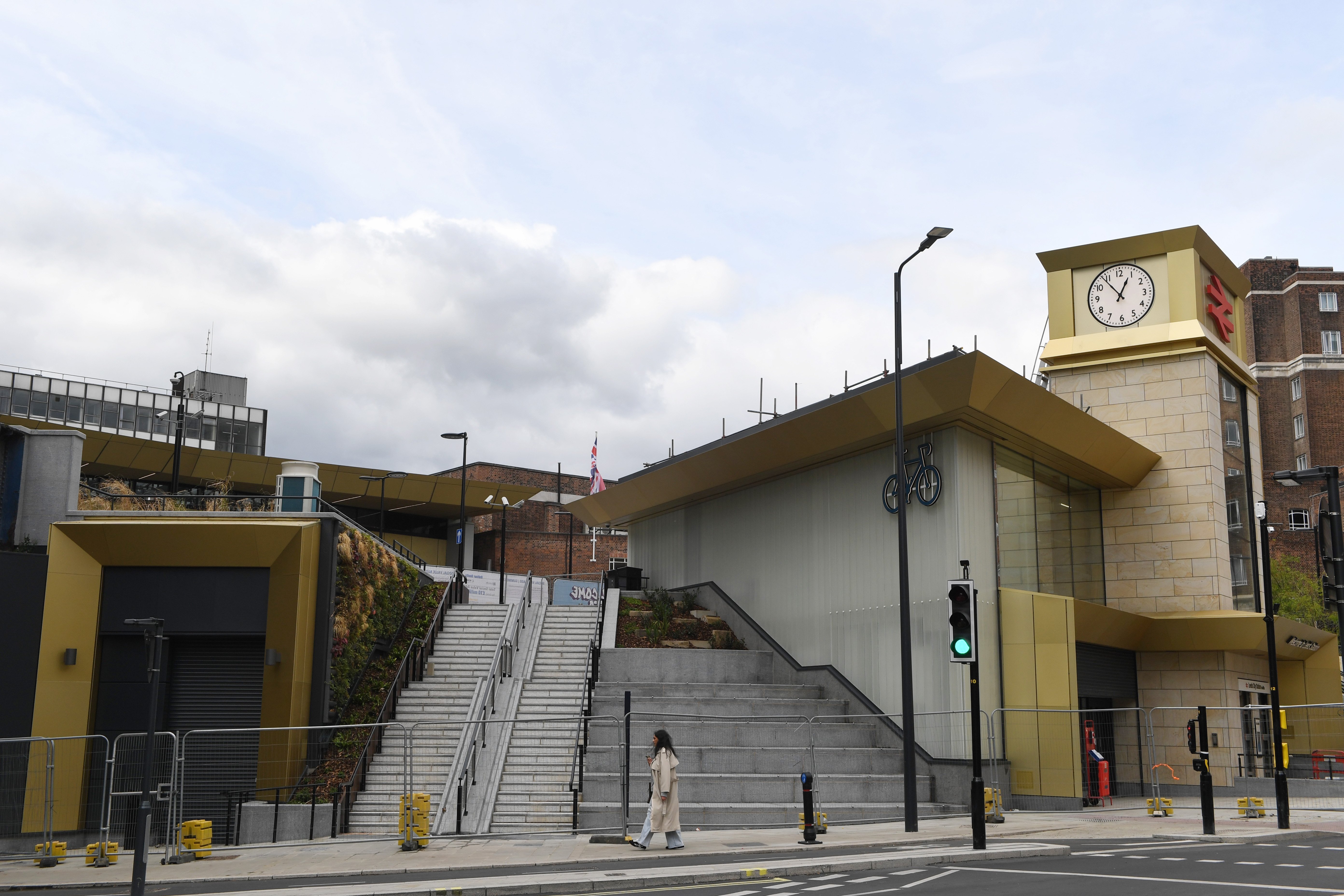 First stage of Leeds station revamp opens