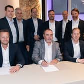 The representatives of ZEISS Microoptics and Ceres Holographics signed the acquisition agreement