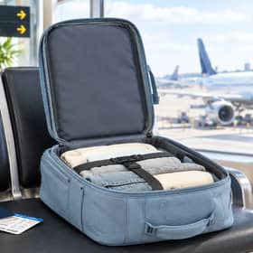 This 40x30x20cm Ryanair cabin backpack has multiple compartments, laptop storage and side bottle pockets.