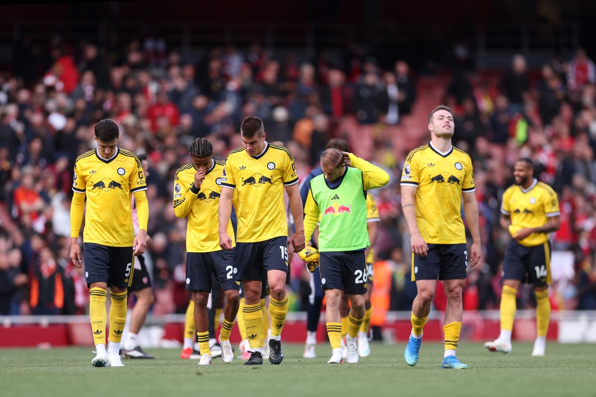 Reaktionen im Gästeblock von Leeds United, Verwarnung für Daniel Farke und ...