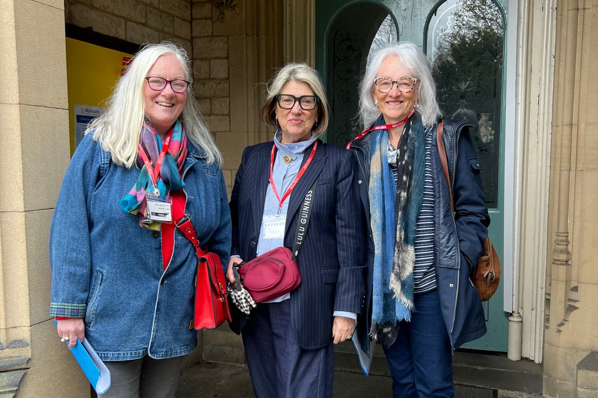 Beliebte, in Leeds geborene Schulleiterin mit emotionalem Schulbesuch ...