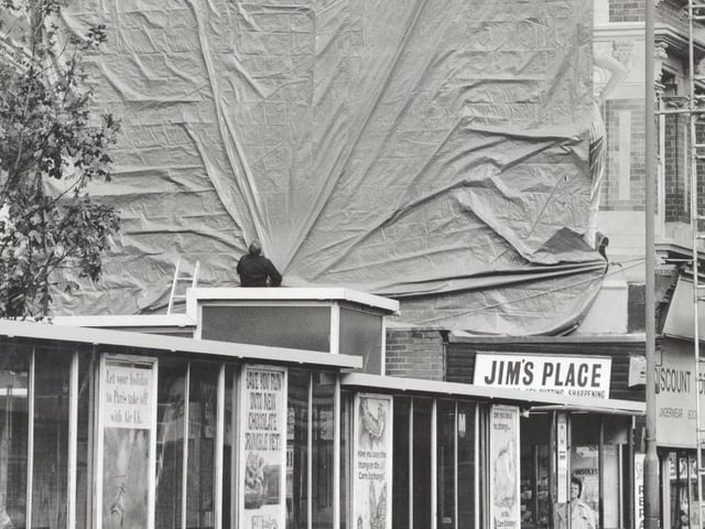 The big reveal for this Vicar Lane mural in October 1990.