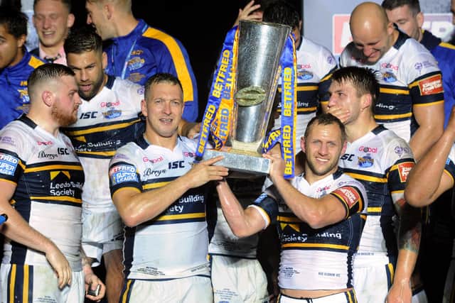 Danny McGuire and Rob Burrow lift the Super League trophy in 2017