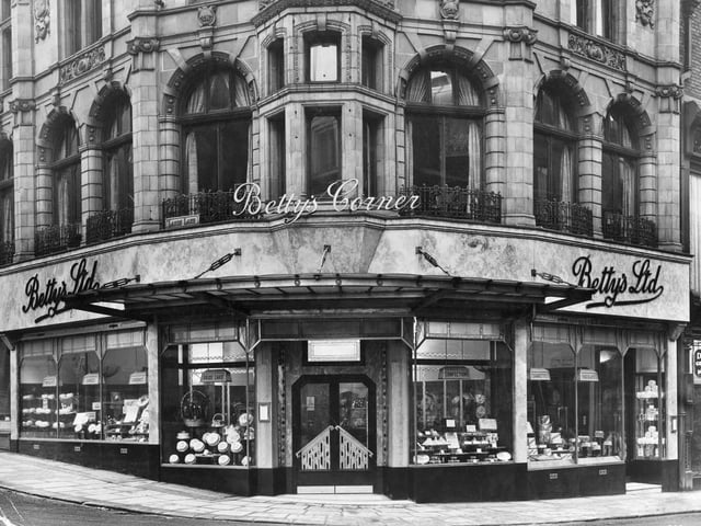 Customers entered through the shop which was decorated with green marble and French walnut.