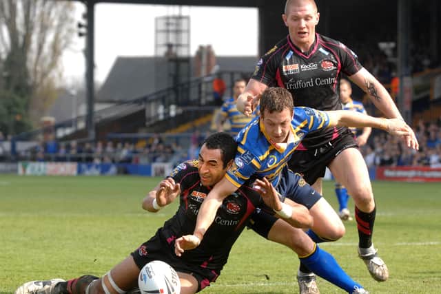 Danny McGuire is blocked off by the Salford defence in 2009.
Picture Bruce Rollinson/JPIMedia.