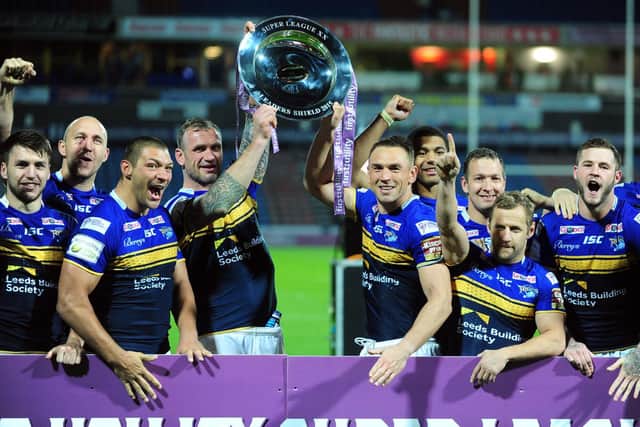 Jamie Peacock, Kevin Sinfield and teammates show off the league leaders' shield at Huddersfield in 2015. Picture by Steve Riding.