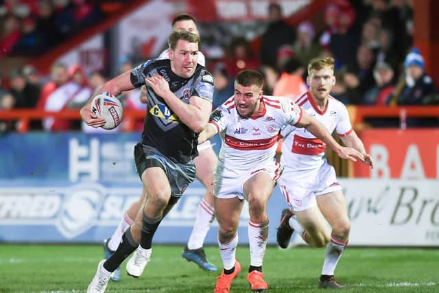 CATCH ME IF YOU CAN: Michael Shenton gets away from Hull KR's Greg Minikin.
Picture: Jonathan Gawthorpe
