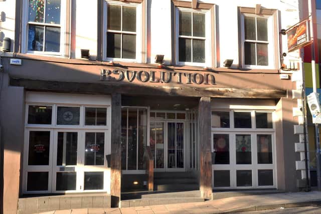 Revolution Bar, Call Lane.